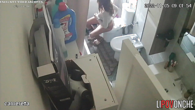A girl with a gorgeous ass quickly takes off her sexy panties and pees