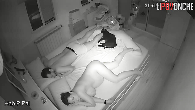 Naked pregnant mommy was brought to orgasm by her husband before bedtime