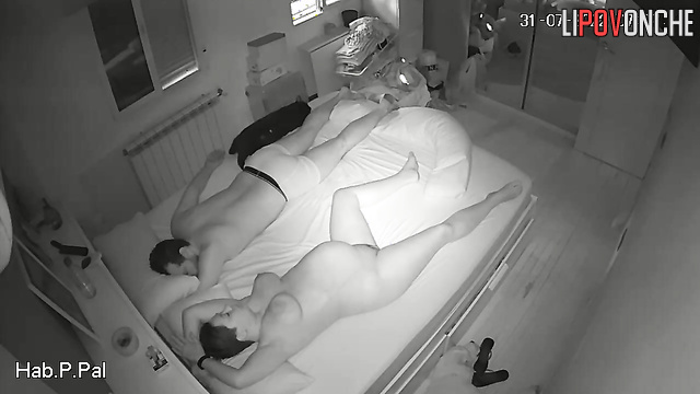 Naked pregnant mommy was brought to orgasm by her husband before bedtime