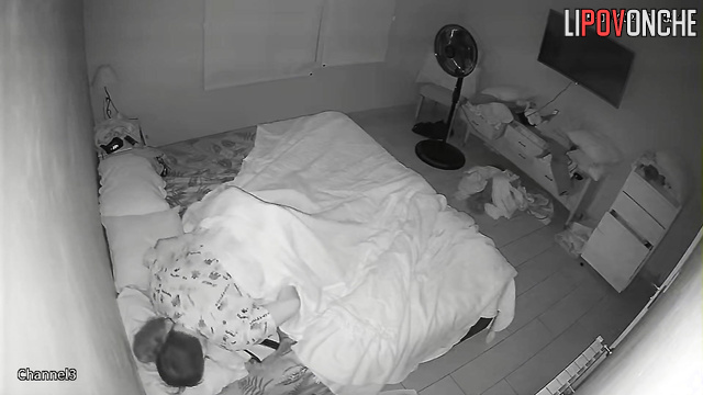 Husband licks his wife's shaved pussy with a broken arm, giving her pleasure