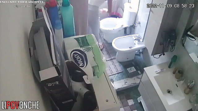 Private video of a sexy beauty with a spectacular ass peeing in the toilet