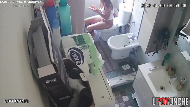 Private video of a sexy beauty with a spectacular ass peeing in the toilet