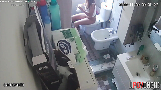 Private video of a sexy beauty with a spectacular ass peeing in the toilet