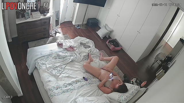 Lady loves to masturbate without sex toys, bedroom cam