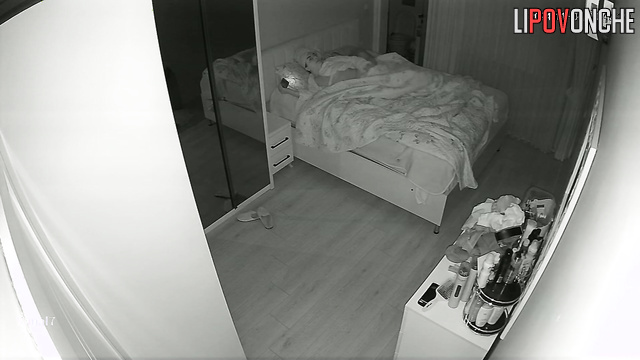 He is attracted to plump women / hidden camera, look
