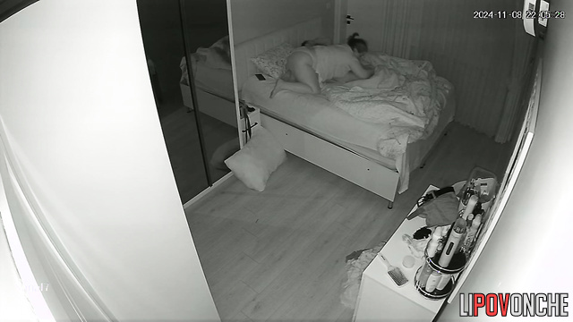 He looked at her ass while she was sucking him (spouses)