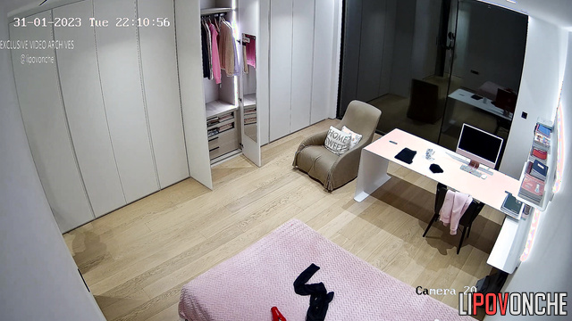 She picks her best outfit just to leave you impressed (solo video)