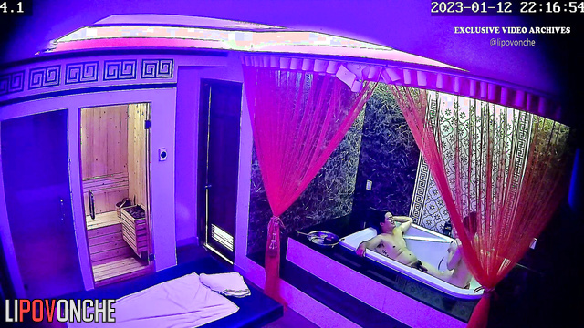 Sklfull women in this salon show their best skills in sex