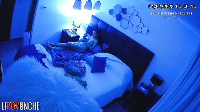 Curvy beauty got bored and went to bed, spy camera