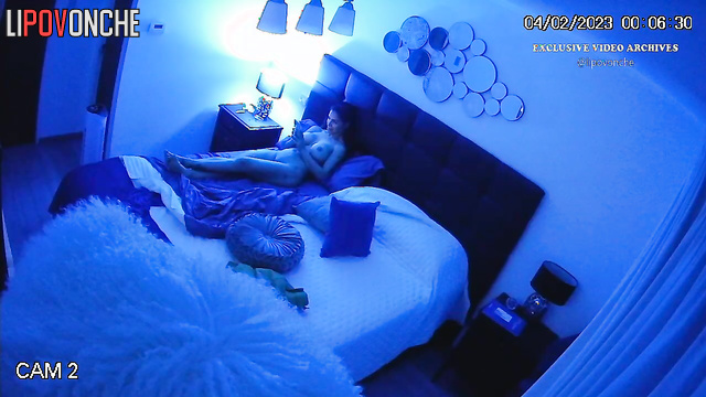 Curvy beauty got bored and went to bed, spy camera