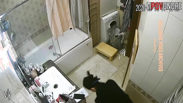 Brunette desynced before the date / bathroom video