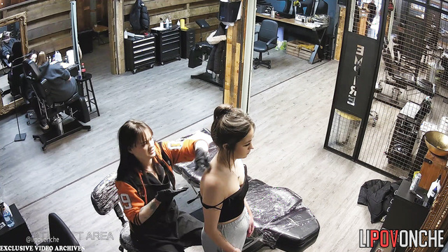 Sexy chick comes to salon to make stunning tattoo on her back