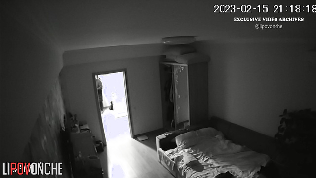 Ordinary morning routine between spouses, enjoy now